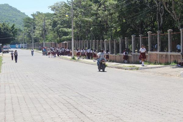 Estudiantes de un instituto de Jutiapa tienen que salir en grupo para no ser agredidos. (Foto Prensa Libre: Óscar González)