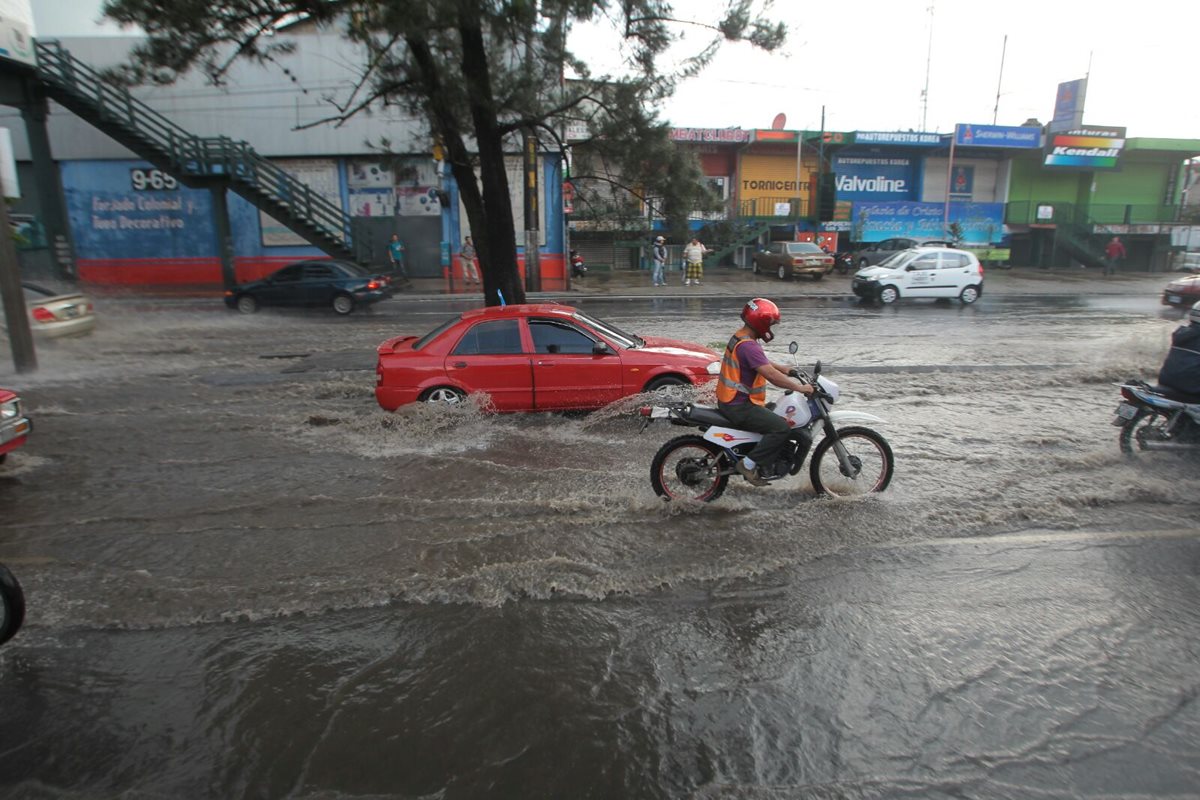 En la zona 7, entre 10 avenida y calzada san Juan se acumuló agua, lo cual provocó el tráfico más lento (Foto Álvaro Interiano)