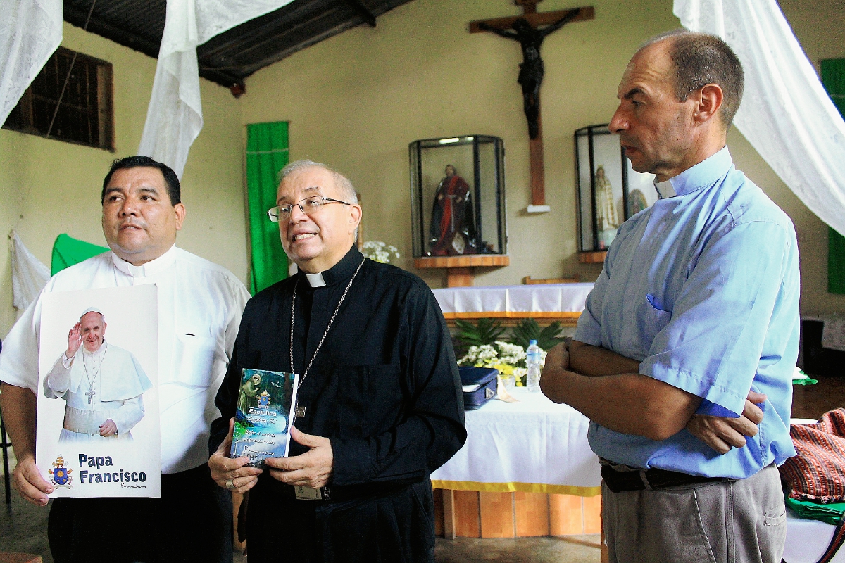 Monseñor Víctor Hugo Palma -al centro- se hace acompañar de dos religiosos, durante sus declaraciones respecto de la contaminación en el río La Mora. (Foto Prensa Libre: Enrique Paredes)