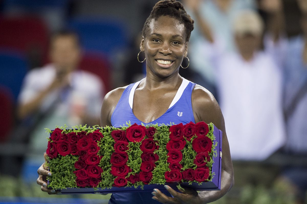 Venus Williams recibió un detalle para festejar la victoria 700 de su carrera en el torneo de Wuhan. (Foto Prensa Libr: AFP)