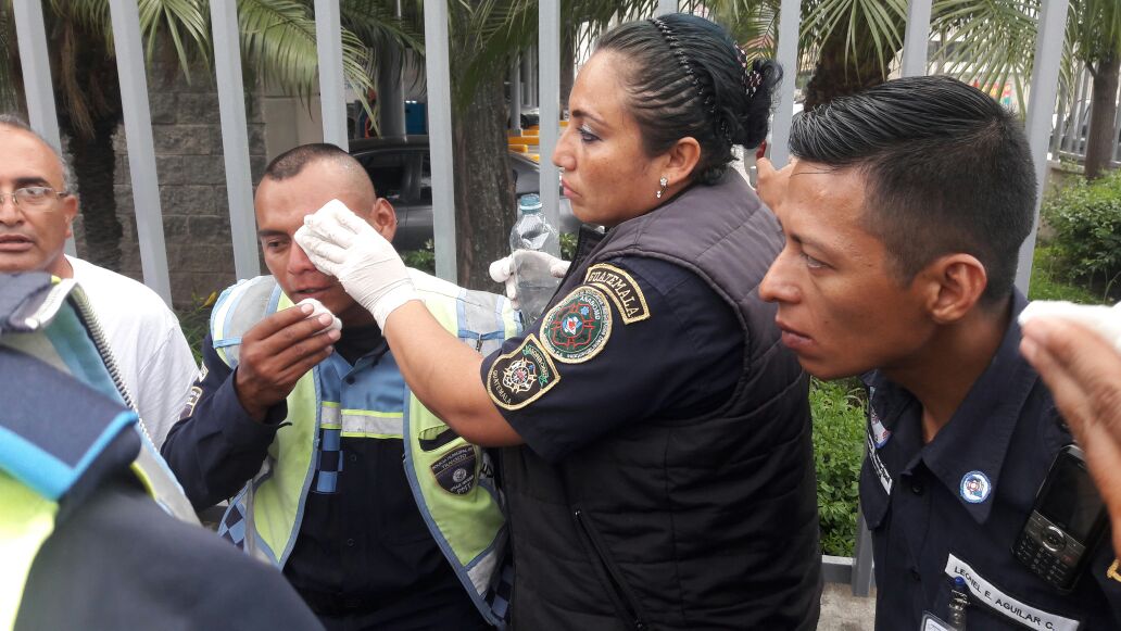Bomberos atienden al agente de tránsito José Luis Álvarez. Foto Prensa Libre: Dalia Santos.