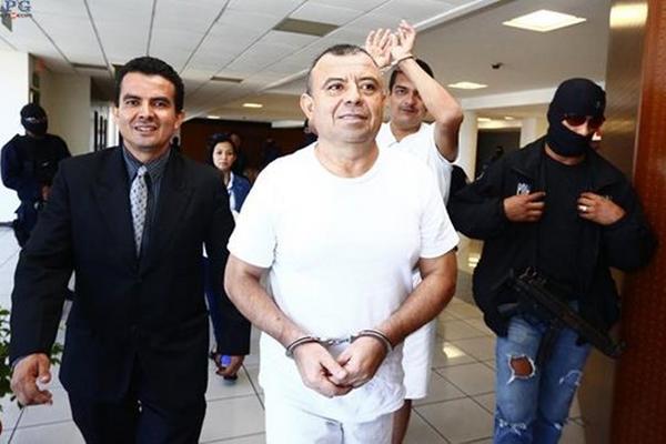 Jorge Ulloa Sibrían luego de asistir a una audiencia judicial en El Salvador. (Foto Prensa Libre: LPG)