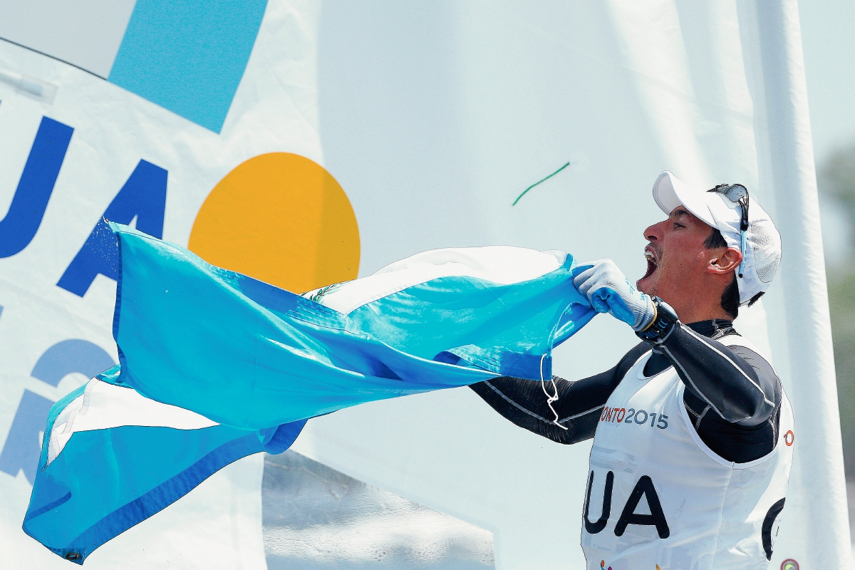 Juan Maegli, ganó oro en navegación a vela, de la clase Láser Standar. (Foto Prensa Libre: AFP).