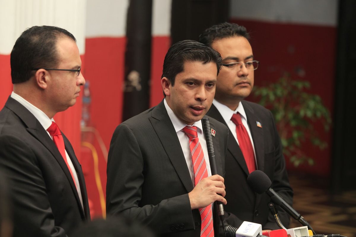 El vocero de Líder informó que Manuel Baldizón no hablará hasta que se oficialicen los resultados. (Foto Prensa Libre: E. Bercian)