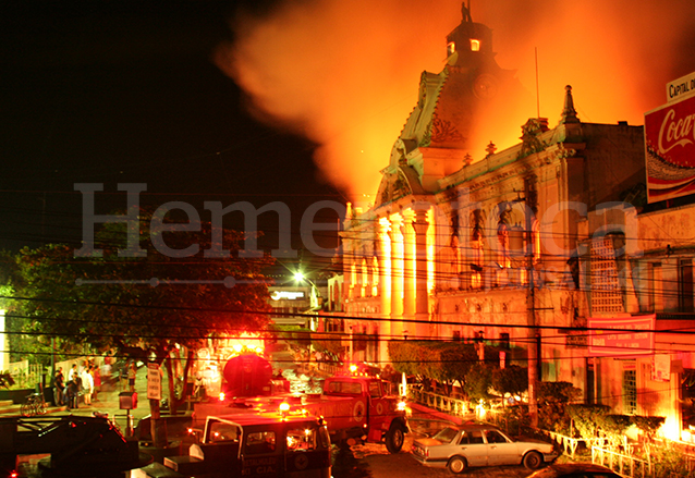 Durante más de tres horas los cuerpos de socorro de la región tardaron en sofocar las llamas que devoraban el Palacio de Retalhuleu en 2006. (Foto: Hemeroteca PL)