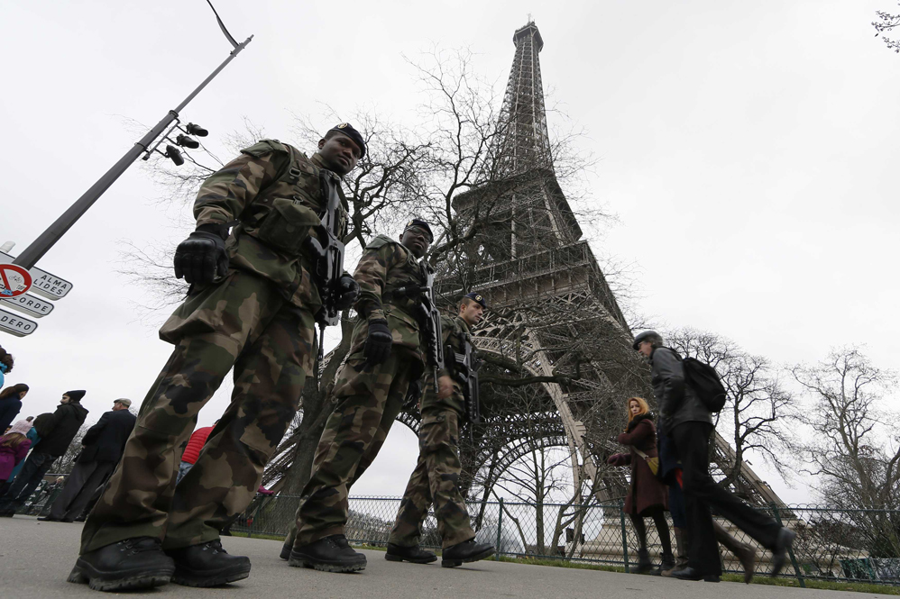 Operativo de seguridad continúa en la Torre Eiffel,en París,Francia. (Foto Prensa Libre: AFP).