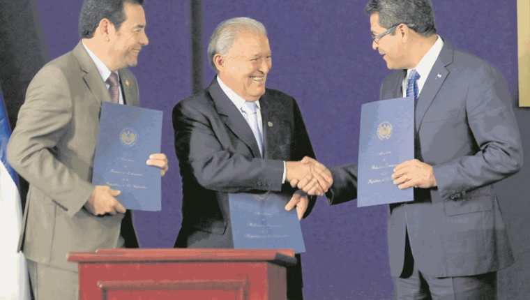 Presidentes de Guatemala, El Salvador y Honduras durante una reunión. (Foto Prensa Libre: Hemeroteca PL).