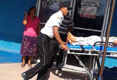 Un Bombero Voluntario traslada a uno de los heridos a un centro asistencial, en La Libertad, Petén. (Foto Prensa Libre:CVB)