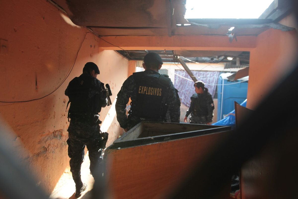 Expertos de la PNC participan del operativo en la zona 5, en busca de explosivos. (Foto Prensa Libre: Erick Ávila)