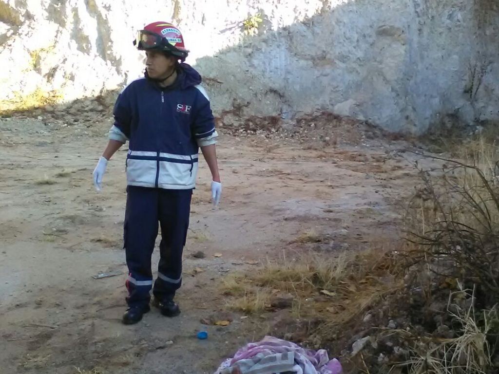 Socorrista permanece junto a niña localizada con vida en San Marcos. (Foto Prensa Libre: Aroldo Marroquín).