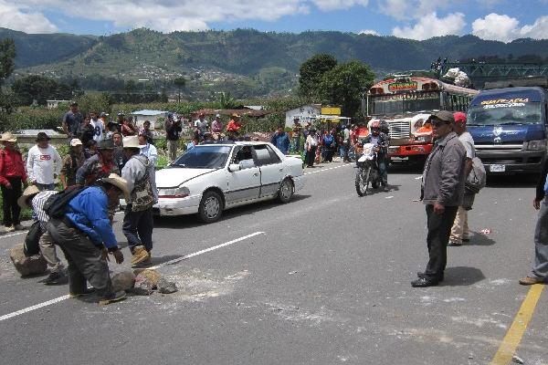 Personas que rechazan la minería  impiden el paso de vehículos en el kilómetro 170 de la ruta Interamericana.