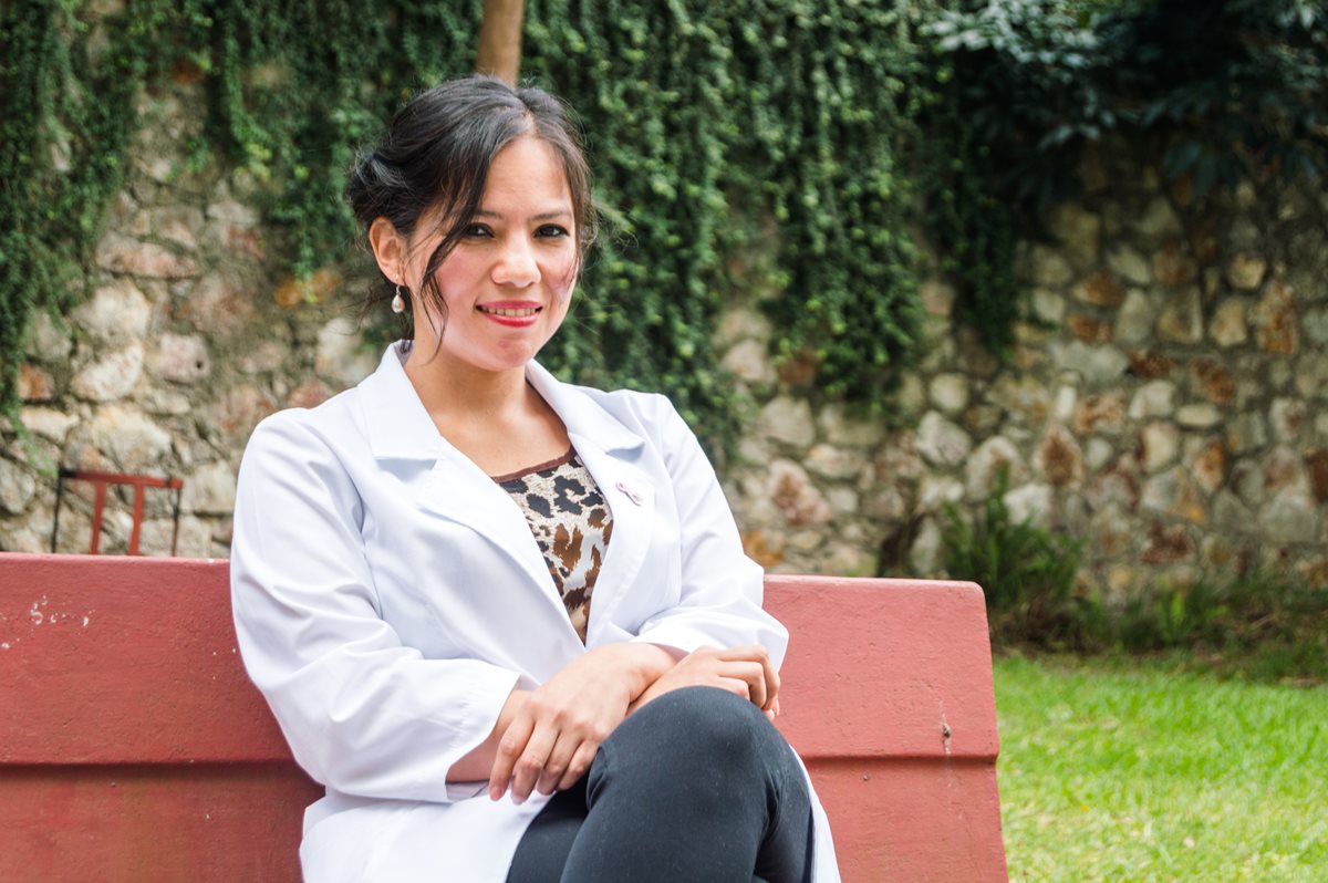 La psicóloga Lea Echeverría trabajó por ocho años ad honorem en el Hospital General San Juan de Dios.. Foto Prensa Libre: Roberto Villalobos Viato.