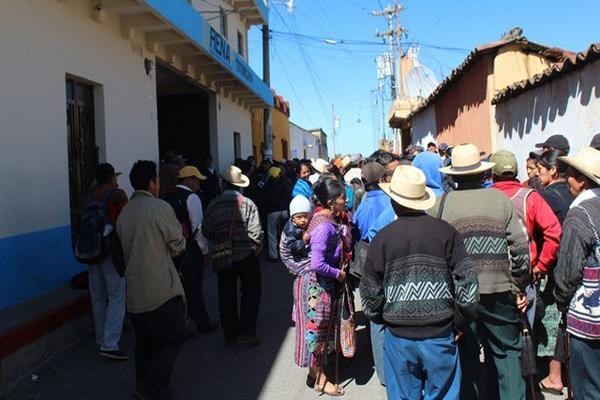 Representantes de los 48 cantones de Totonicapán permanecen frente a la sede del Renap para rechazar aumento en cobro por certificación de nacimiento. (Foto Prensa Libre: Édgar Domínguez) <br _mce_bogus="1"/>