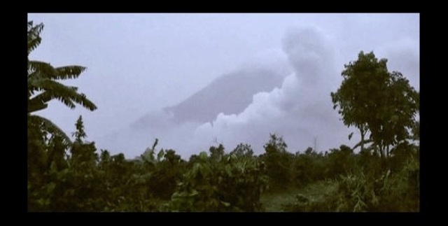 Evcúan a turistas por erupción de volcán Barujari. (Foto Prensa Libre: AP)