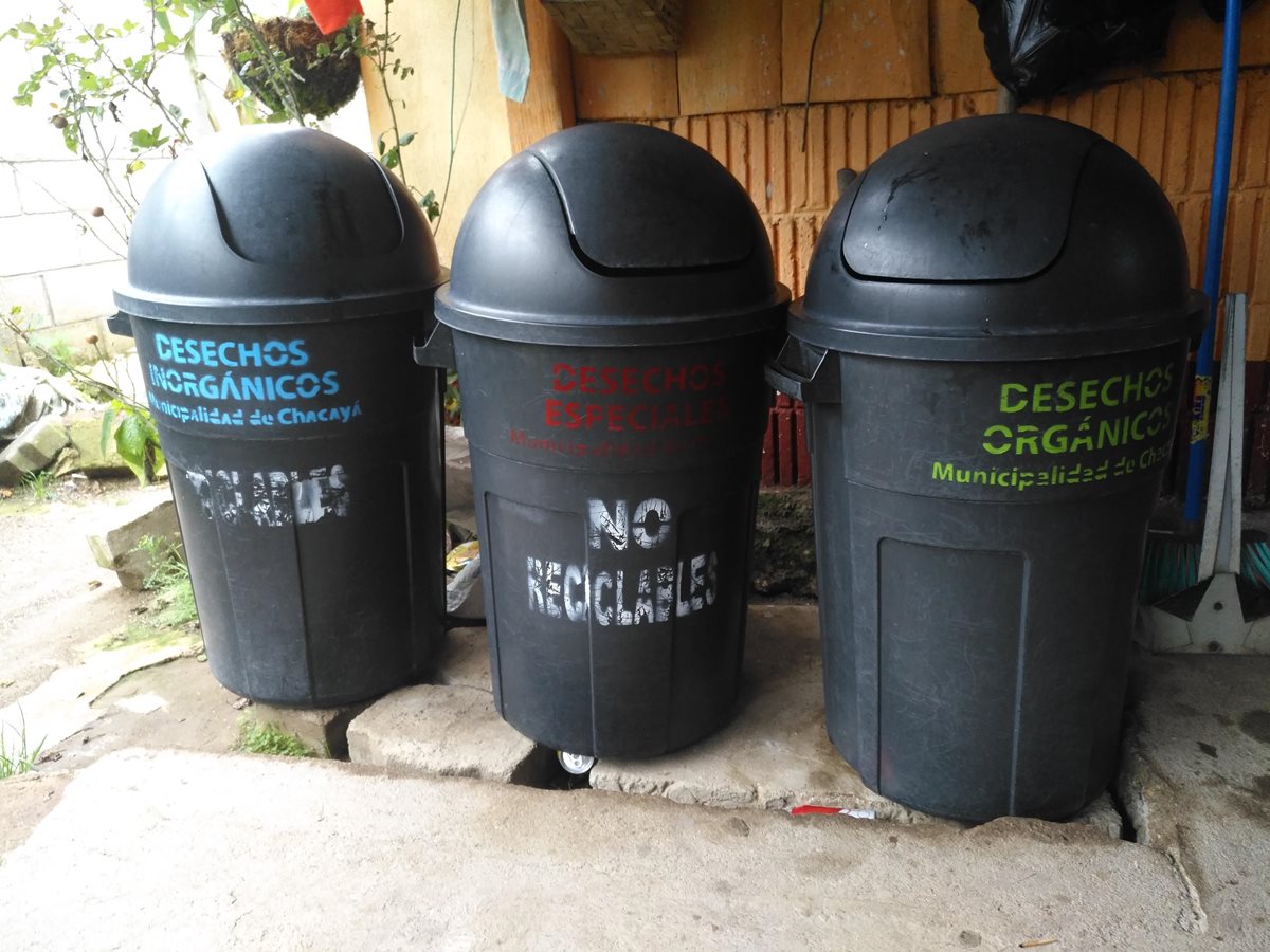 En la casa se la familia Noruega Mogollón se clasifican los desechos orgánicos, inorgánicos y no reciclable. (Foto Prensa Libre: Ángel Julajuj)