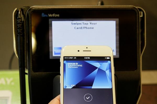 Comercios de EE.UU. comienzan a emplear el sistema de pago Apple Pay (Foto Prensa Libre: AP).