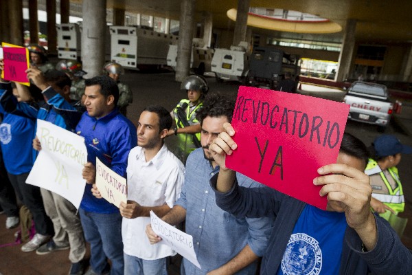 Universitarios protestan en la entrada del Consejo Nacional Electoral. (EFE).