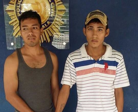 Los dos detenidos a bordo de motocicleta reportada como robada. (Foto Prensa Libre: PNC)