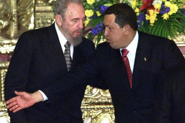 El líder cubano Fidel Castro y el entonces presidente venezolano Hugo Chávez. (Foto Prensa Libre: AFP).