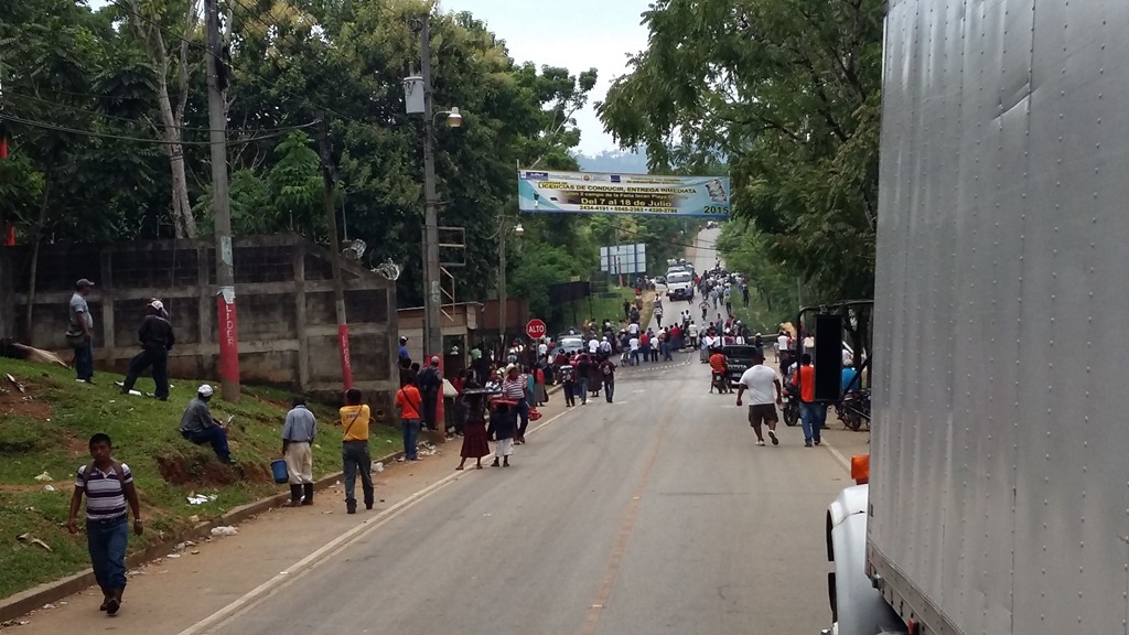 Bloqueo de pobladores en Chisec, Alta Verapaz. (Foto Prensa Libre: Eduardo Sam)