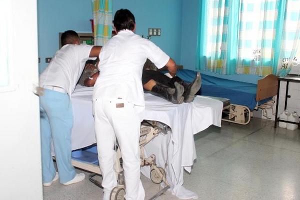 Personal médico atiende a uno de los heridos en el accidente. (Foto Prensa Libre: Hugo Oliva)<br _mce_bogus="1"/>