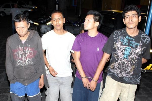 Detenidos durante allanamiento en Champerico. (Foto Prensa Libre: Jorge Tizol y Rolando Miranda)