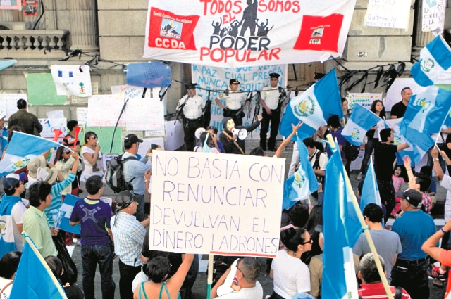 En 2015 las protestas ciudadanas contra la corrupción causaron la renuncia del presidente Otto Pérez Molina y la vicepresidenta Roxana Baldetti. (Foto Prensa Libre: Hemeroteca PL)