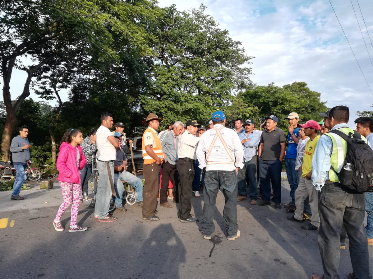 Los vecinos de El Rodeo, Escuintla, bloquearon el paso en el kilómetro 97 de la Ruta Nacional 14, para exigirle a las autoridades la construcción de un muro de contención que contribuya a evitar que el material volcánico afecte esa comunidad. (Foto Prensa Libre: Cortesía)