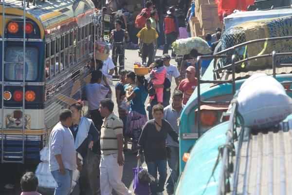 Se recomienda a los viajeros no abordar buses sobrecargados o con llantas lisas. (Foto: Prensa Libre)
