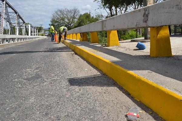 Empleados municipales pintan  El Puente Blanco,  en la entrada a Zacapa.
