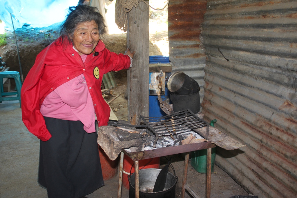 La septuagenaria cocina sus alimentos en un rincón de su casa, con leña. (Foto Prensa Libre: Mike Castillo)