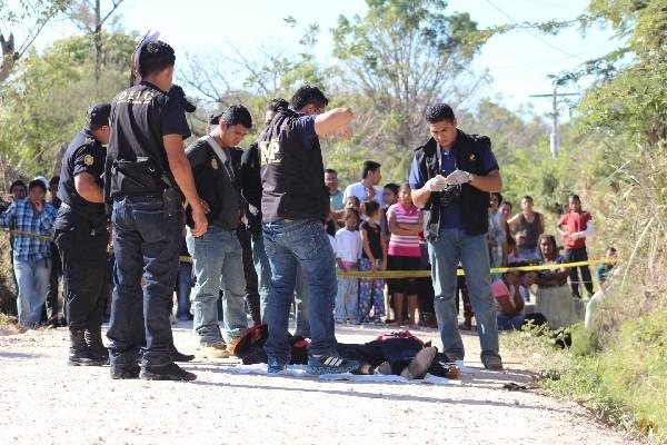 Curiosos observan  el cadáver  de Linares.