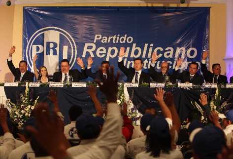 EL NUEVO  Comité Ejecutivo  del PRI, encabezado por Luis Fernando Pérez —cuarto de izquierda a derecha— vota para sustituir al FRG,    Efraín Ríos Montt.
