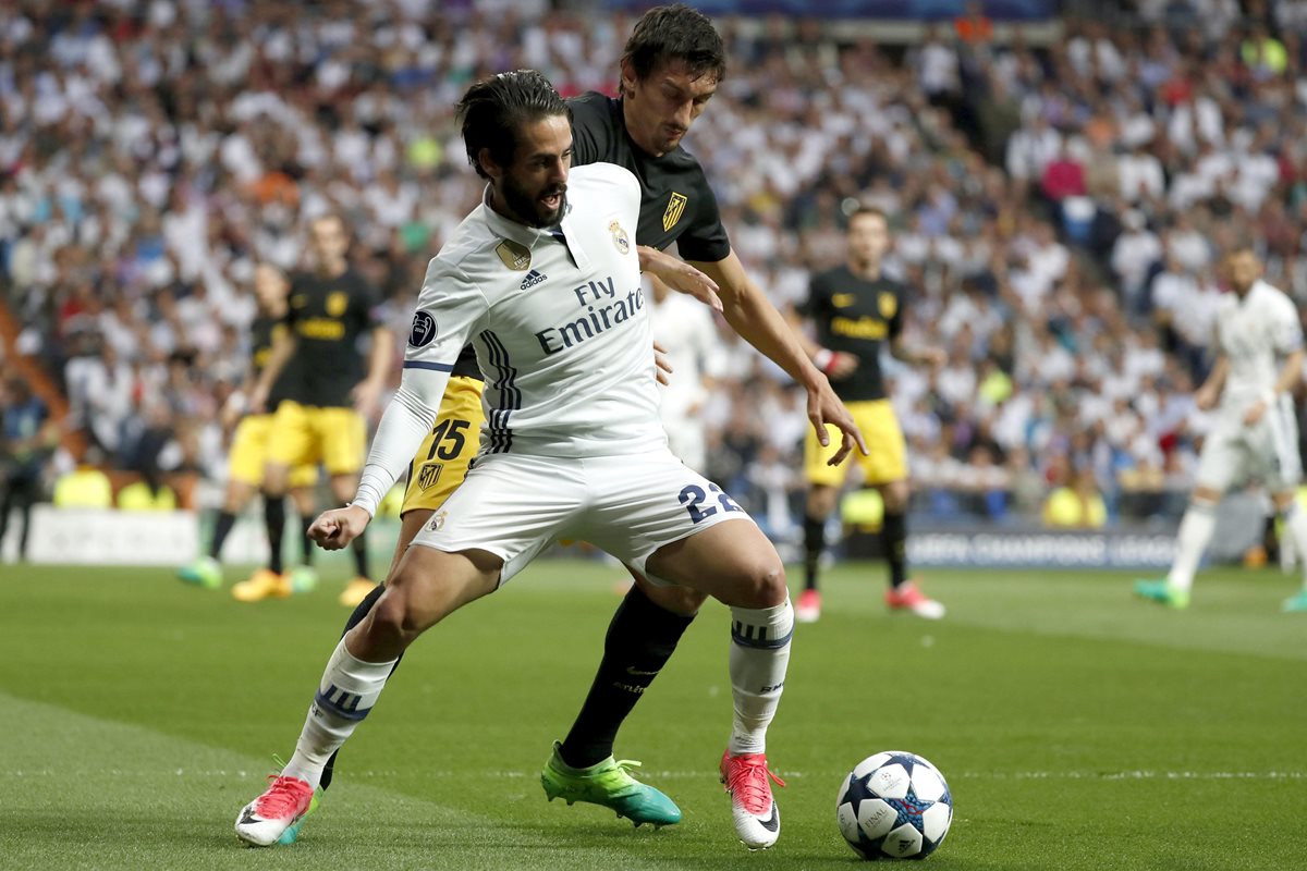 Isco Alarcón disputa el balón con el defensa  del Atlético de Madrid Stefan Savic.