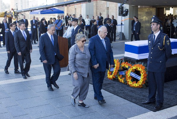 El jefe del Estado, Reuvén Rivlin (c-d), y su ESPOSA, Nechama Rivlin (c-i), pasan delante del féretro de Shimon Peres. (Foto Prensa Libre: EFE)
