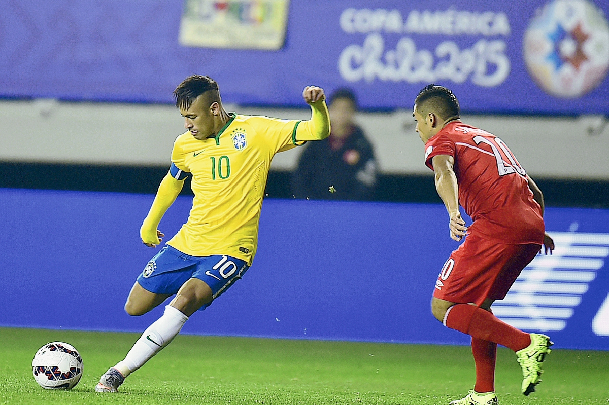 Neymar fue elegido como el mejor jugador del encuentro de ayer frente a Perú. (Foto Prensa Libre: AFP)