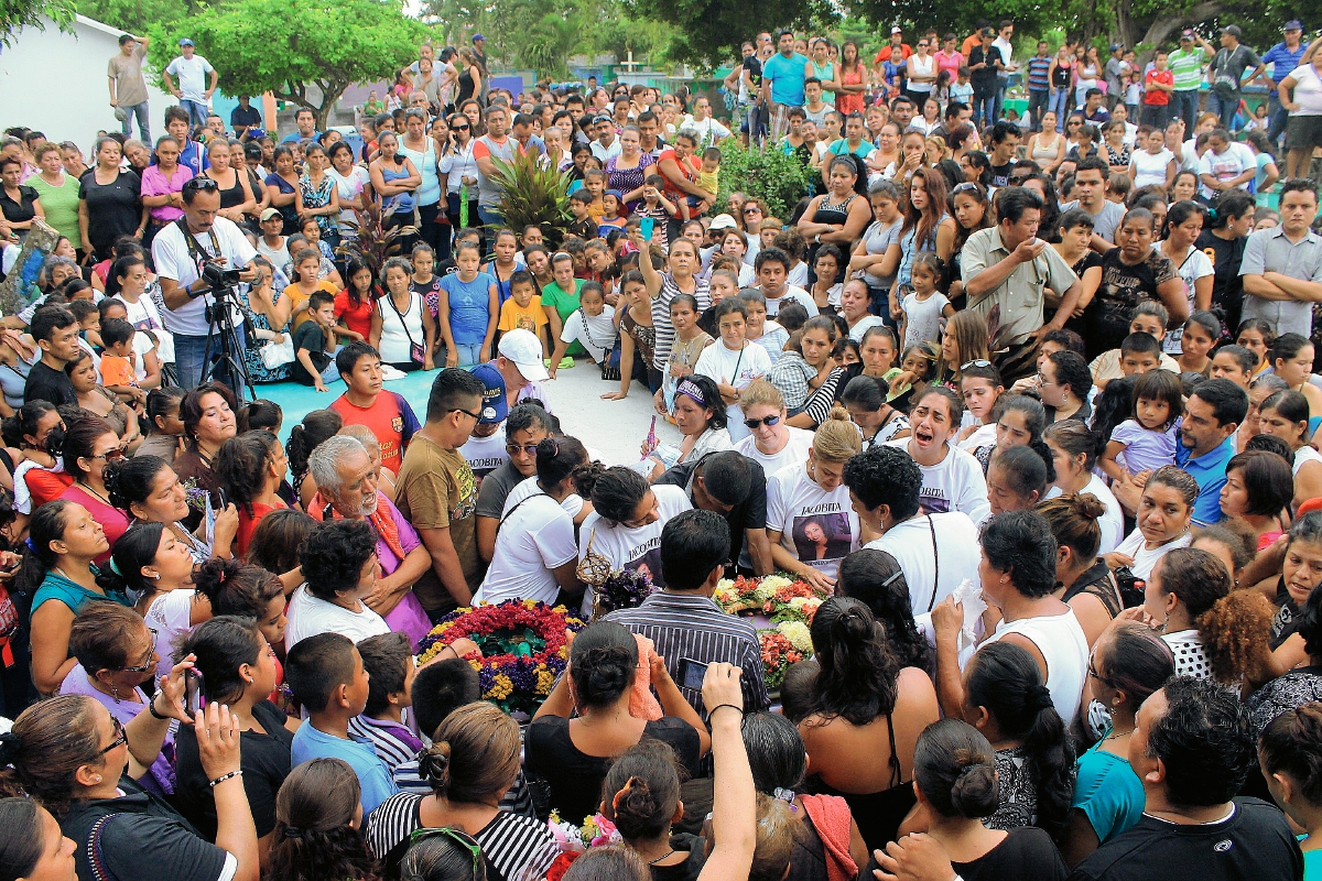 Cientos de personas exigen justicia por la muerte de Jacoba Arévalo, inhumada este viernes en Tiquisate, Escuintla. (Foto Prensa Libre: Carlos Paredes)