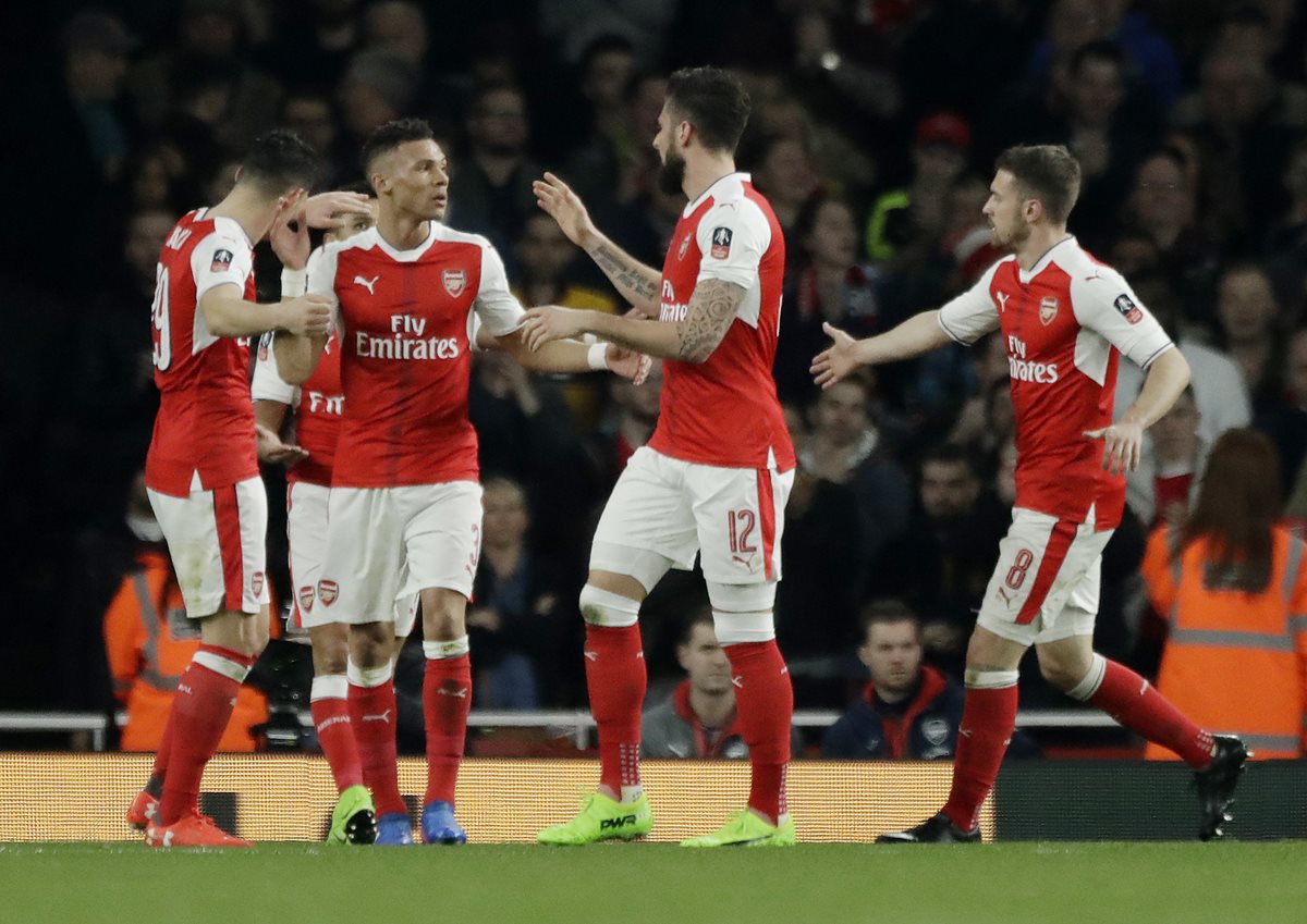 Los jugadores del Arsenal festejan en el FA Cup. (Foto Prensa Libre: AP)