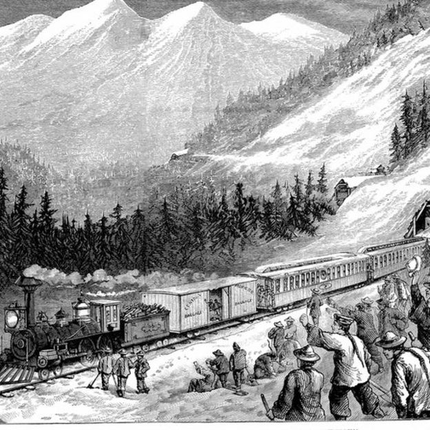 Este dibujo muestra el paso de un tren por la Sierra Nevada de California en medio del regocijo de los obreros, varios de ellos chinos. THINKSTOCK