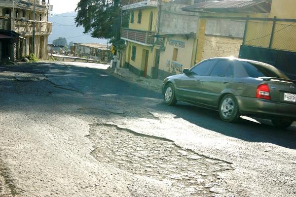 Tramo de la entrada a la cabecera de Sololá empezó a ser reparado en febrero del año pasado, pero los trabajos quedaron abandonados ese mismo mes. (Foto Prensa Libre: Édgar René Sáenz)