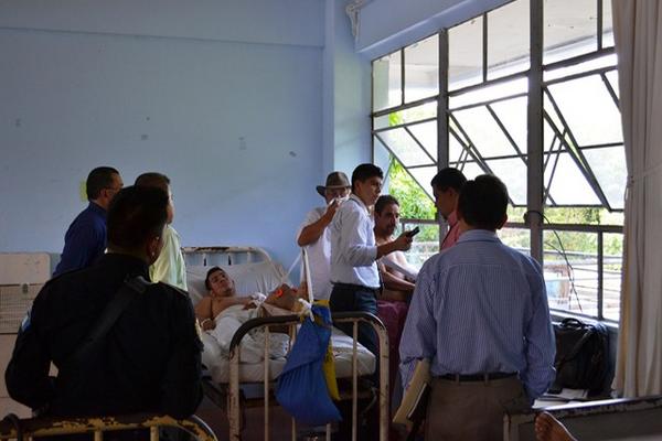 Padre e hijo fueron notificados en el hospital y quedaron bajo custodia policial. (Foto Prensa Libre: Erick de La Cruz)