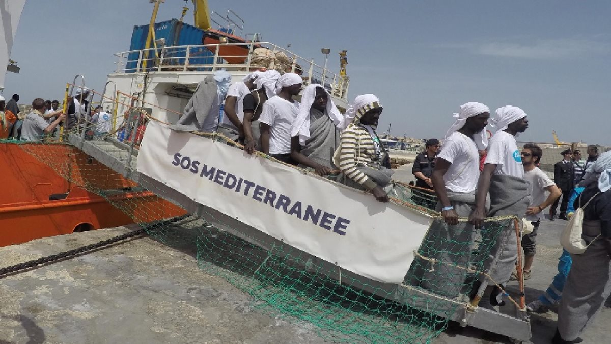 Refugiados desembarcan en Lampedusa, Italia.(EFE).