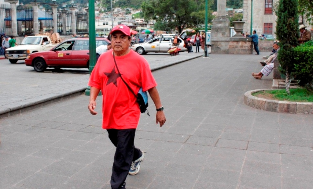 David Aguilar camina en el parque de Xela, con el fin de ayuda a pacientes del HRO. (Foto Prensa Libre: María José Longo)