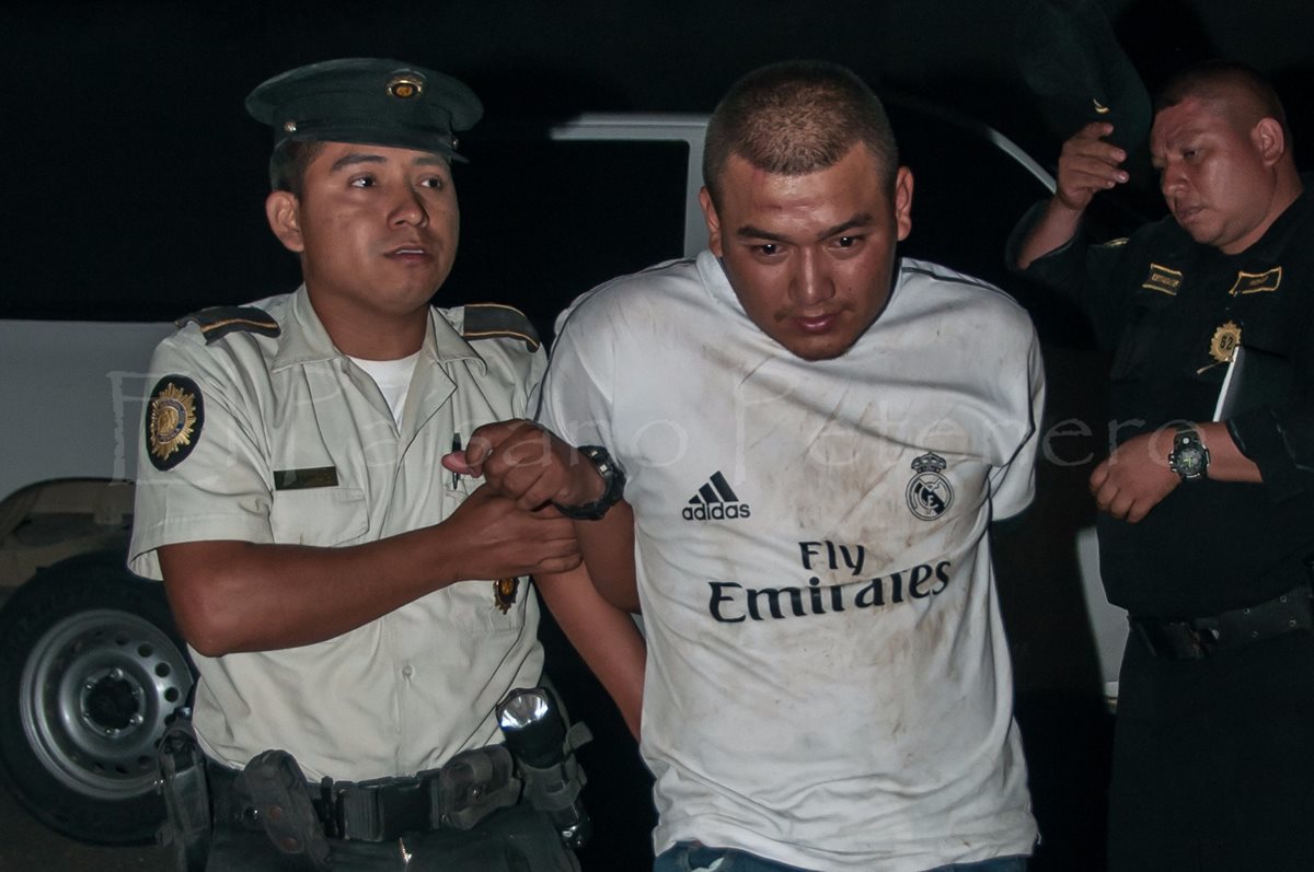 Agentes de la PNC custodian a Brayan Noé Gutiérrez Melgar, de 20 años. (Foto Prensa Libre: Rigoberto Escobar)
