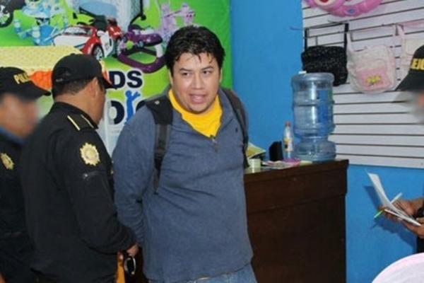 Eliezer Emanuel Benjamín Piedrasanta Gómez, es presunto distribuidor de pornografía infantil, y fue capturado en Villa Nueva. (Foto Prensa Libre: PNC)