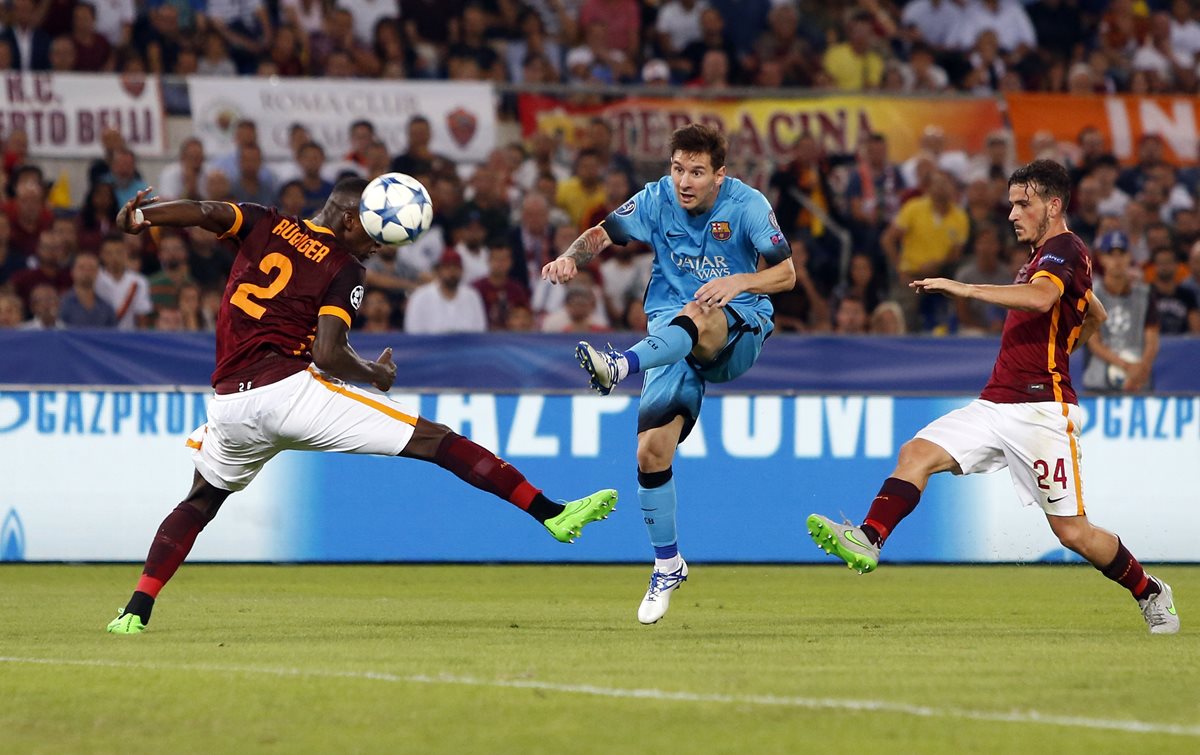 Messi intenta quedarse con el balón ante la marca de Antonio Ruediger y Alessandro Florenzi(Foto Prensa Libre: AP)
