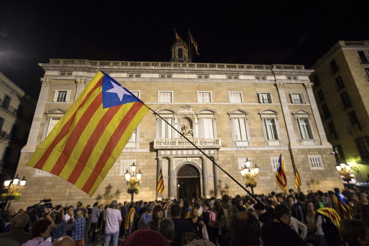 Un grupo de ciudadanos se concentran delante del Palau de la Generalitat, en Cataluña, para exigir la independencia. (Foto Prensa Libre: EFE)