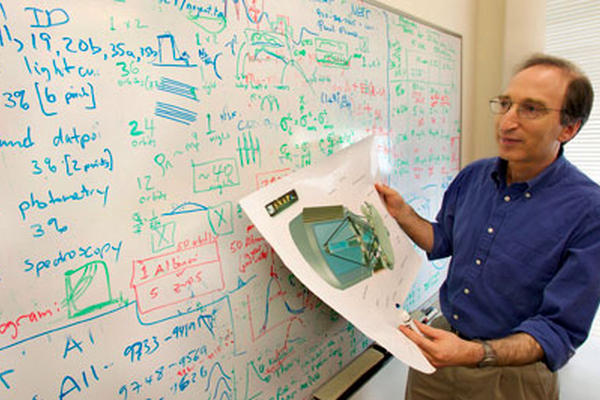 El profesor de astrofísica Saul Permutter, se le ha concedido en Premio Nobel de Física junto a los astrónomos Brian P. Schmidt y Adam G. Riess. (Foto Prensa Libre: EFE)