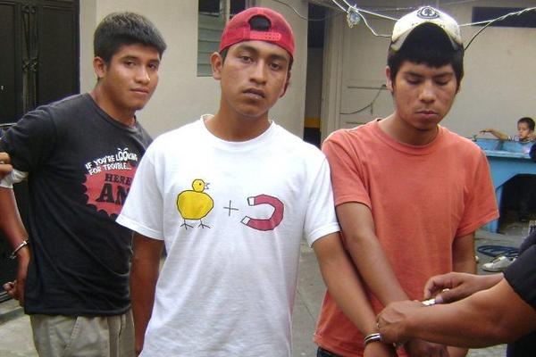 Tres adultos fueron capturados cuando distribuían droga en un sector de Colomba, Quetzaltenango. (Foto Prensa Libre: Alexander Coyoy)