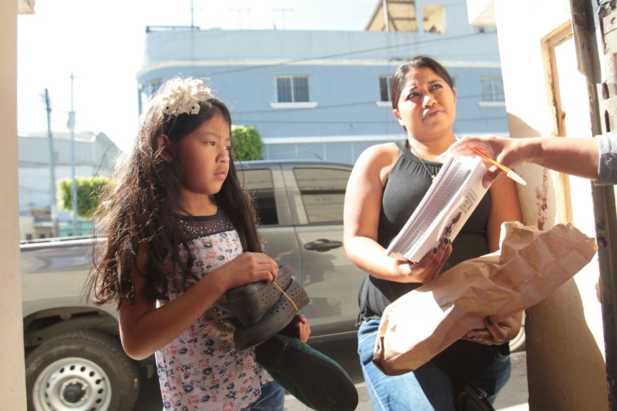 Hijos de pilotos asesinados reciben zapatos y útiles escolares. (Foto Prensa Libre: Erick Ávila)
